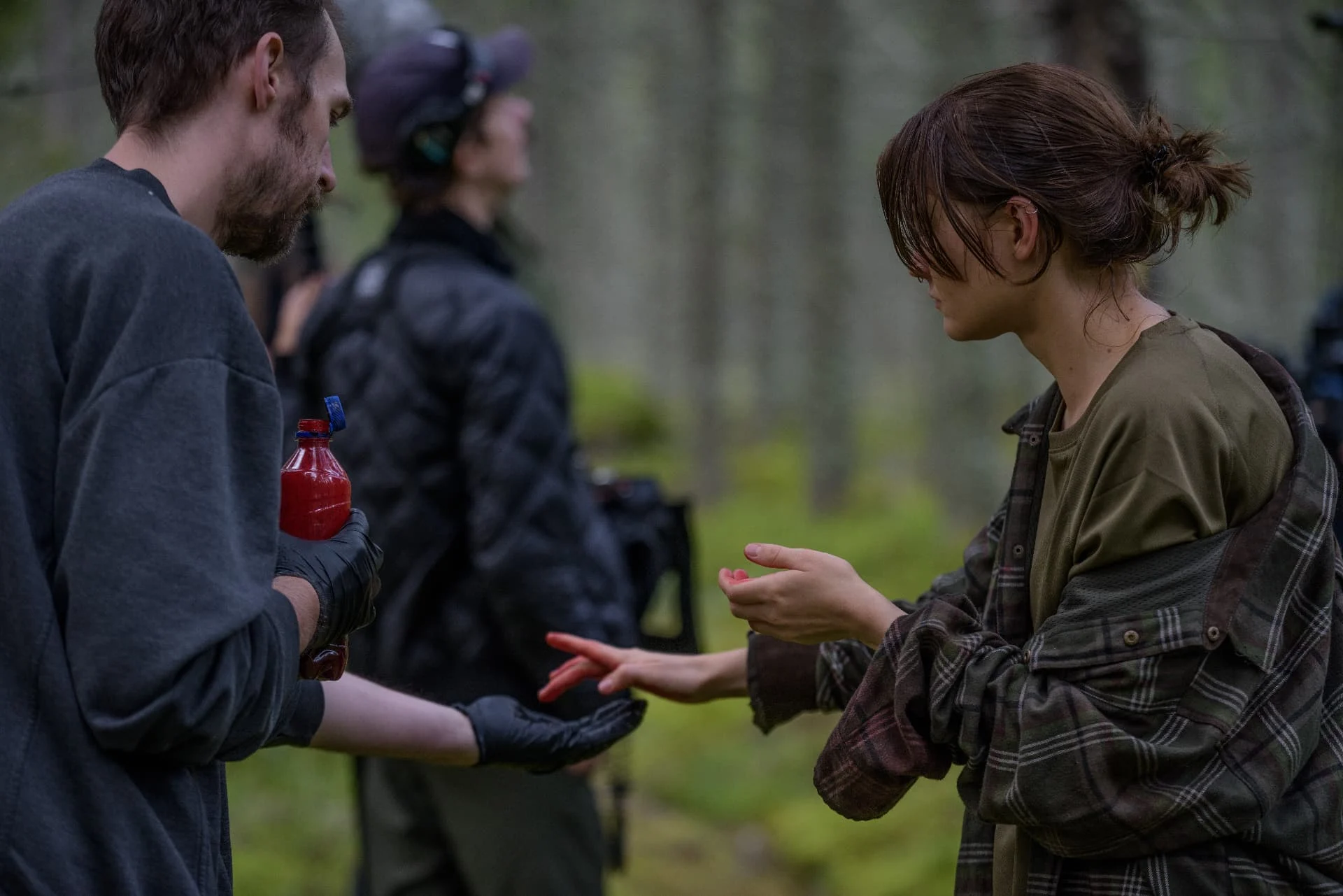 Sebastian Gårdhagen bättrar på blod inför tagning. — Foto Katarina Hansson